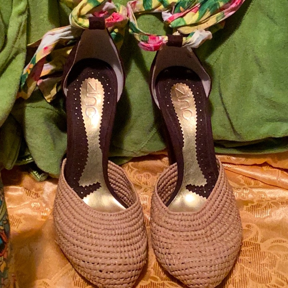 🌼  Zinc CHUNKY YELLOW Floral STILETTO Sandals Sexy Straw RAFFIA wedge Sz 9 EPLC